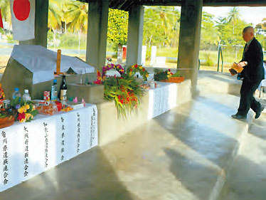 全戦没者追悼式会場（ウエワク）南国の花や果物で飾られた祭壇