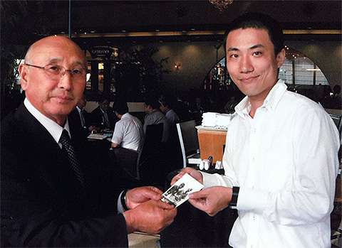 ＰＮＧから託された写真を受け取る横田会長と近藤さん