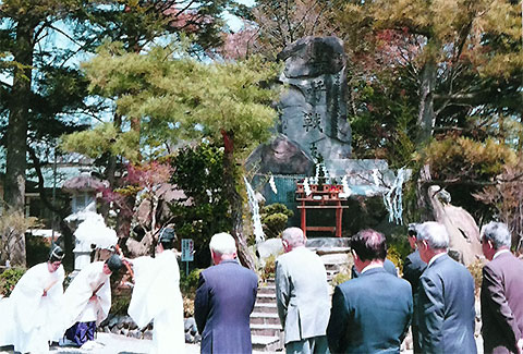 改修された「嗚呼戦友の碑」前での竣工式