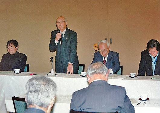 総会で挨拶する横田久前会長