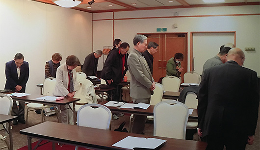 総会冒頭、護国神社に向かい、黙とうを捧げる会員