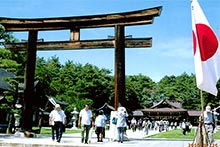 猛暑の中、護国神社に参集した遺族の皆さん