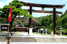 慰霊大祭当日、護国神社社頭に掲げられたニューギニア国旗