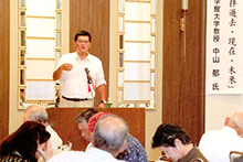 「ニューギニア慰霊の過去・現在・未来」について講演する中山郁教授 いづれも長野県護国神社内　美鈴々会館にて