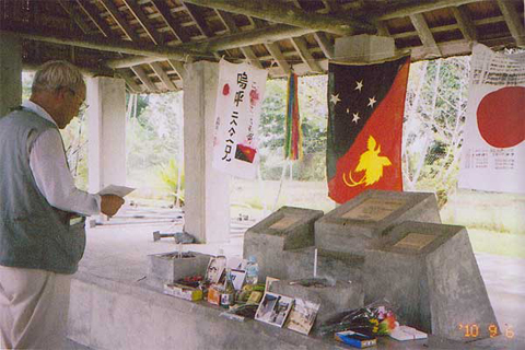 慰霊祭で慰霊の言葉捧げる本田団長