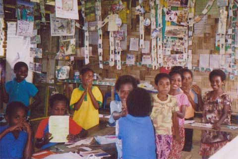 親善訪問団を笑顔で歓迎する小学生たち