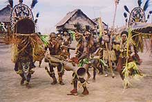 村人総出でシンシン踊り