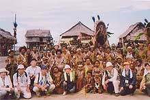 村人と一緒に記念写真