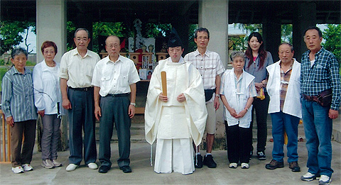 ウエワク平和公園で合同慰霊祭に臨んだ参加者