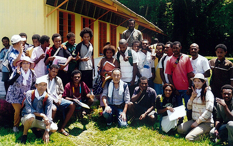 ウエワク湾に浮かぶカイリル島の小中学校訪問して記念撮影