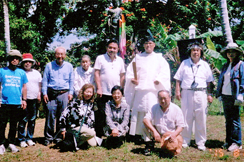 コイキン観音像前での慰霊式に臨んだ参加者