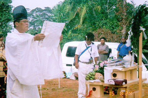 ニューギニア各地10カ所で慰霊式を行う（祝詞を奏上する中山宮司）