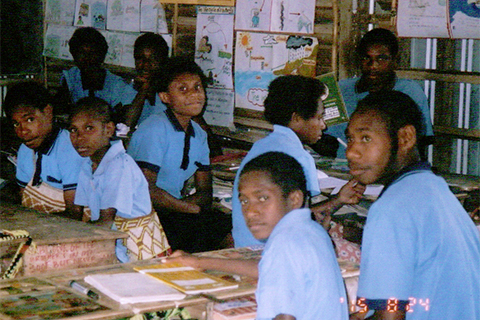 ウエワク近郊の小学校を親善訪問、児童と交流した