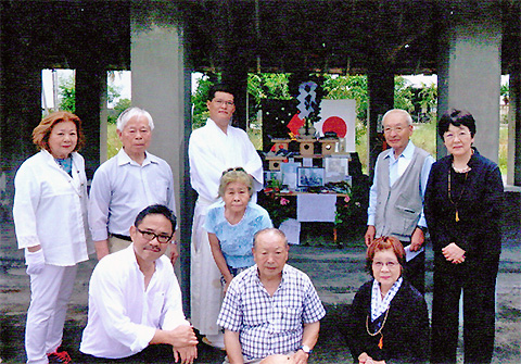 平和公園での合同慰霊祭に臨む慰霊巡拝団員（ウエワク）