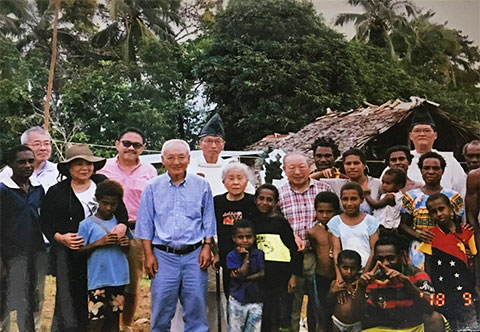 モロネ集落で、竹澤さんの慰霊式参加者と現地の皆さん（ウエワク）