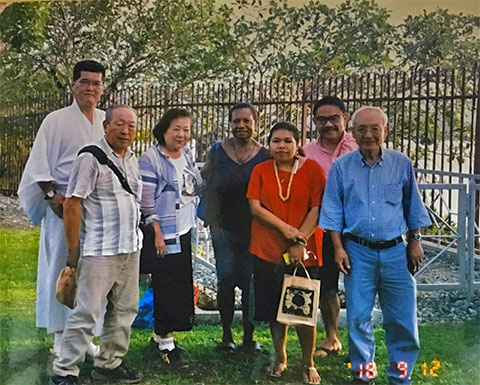 川畑静さん宅へ参加者と弔問、奥さんと娘さん（ウエワク）