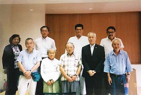 ＰＮＧ日本大使館を表敬訪問、島野一等書記官と参加者（ポートモレスビー）