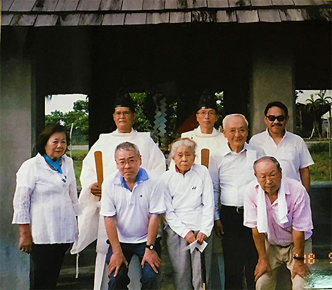 平和公園での合同慰霊祭に臨む巡拝団員（ウエワク）