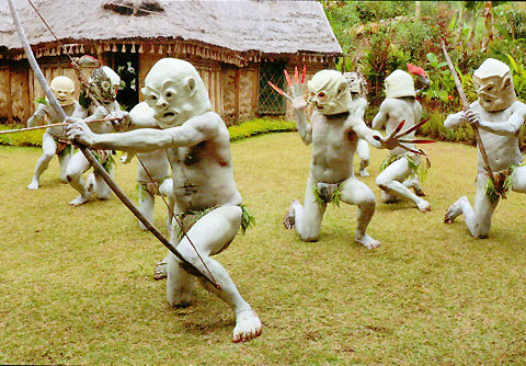 マッドマンダンスを演じるキミニビ族の戦士（ゴロカ）