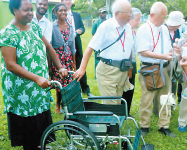 カラン病院へ車椅子を贈呈する（ウエワク）