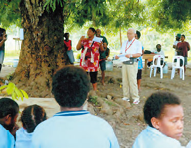 小学校の児童と交流会学用品や運動具を贈り、歓迎を受けた（ボイキン）