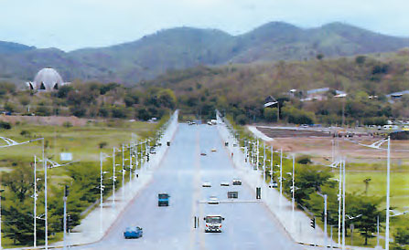 国会議事堂前に建設された高規格道路（ポートモレスビー）