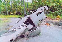 海軍東飛行場跡に残る97式艦攻の残骸（ラバウル）